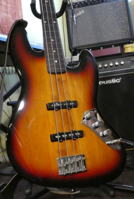 fretless body finished 1.JPG